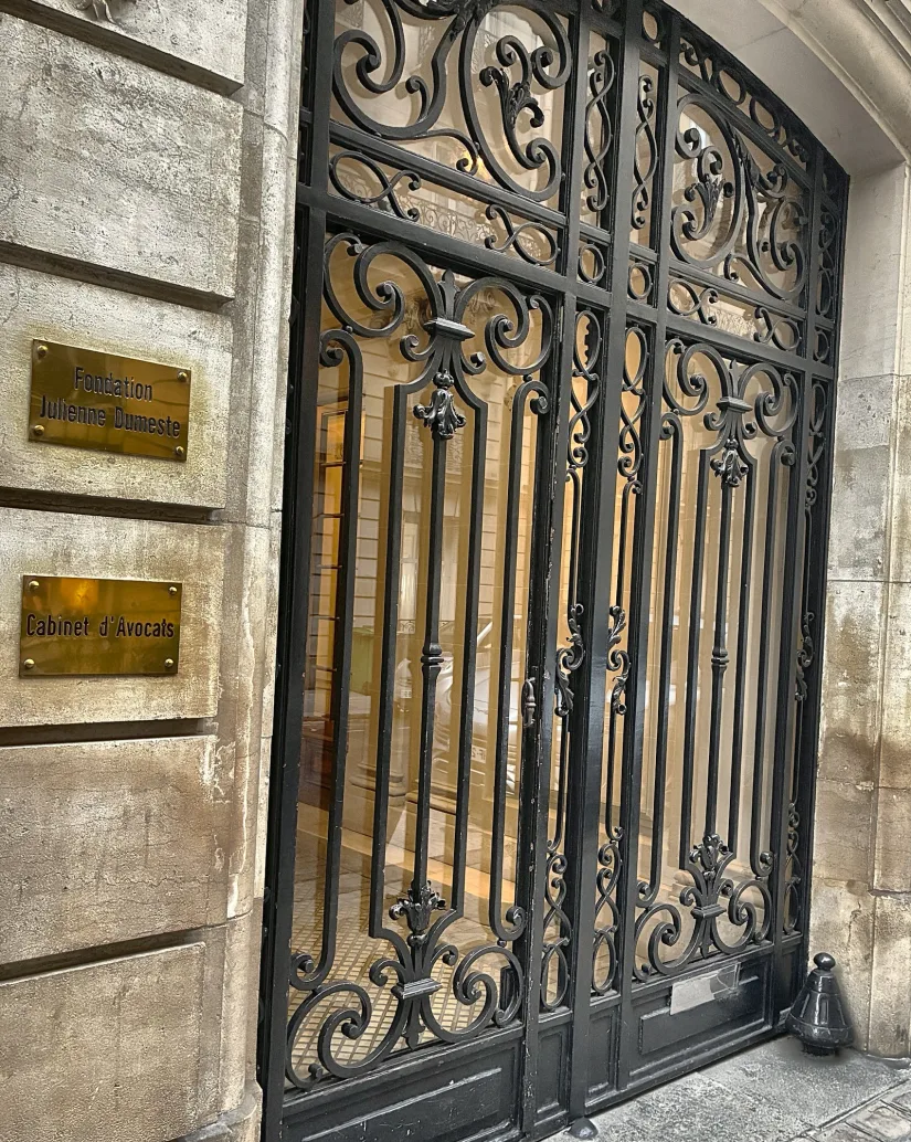 L’entrée du cabinet, 3 Rue de Luynes : la plaque « Cabinet d’Avocats » et la porte en ferronnerie